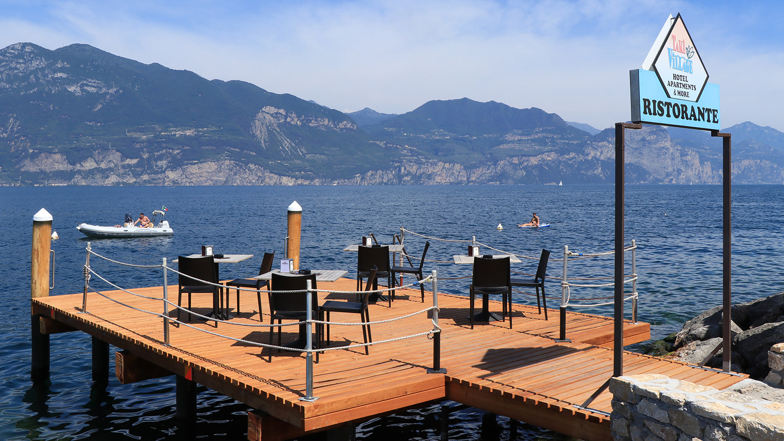 <strong>Dock & Dine</strong><br />beach bar <strong>&</strong> dining