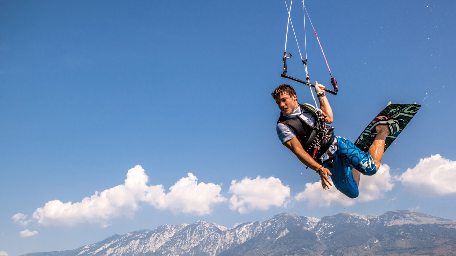 <strong>Kitesurf</strong> School<br>&amp;<strong> watersports</strong> 