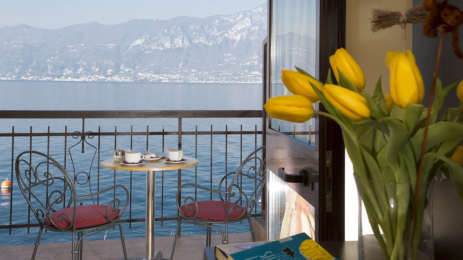 <div style="text-align: right"><br><br><br><strong>Lakeside</strong> rooms </div>